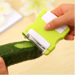 可伸縮收納蔬果削皮刀 隨身多功能水果削皮器 刀片可收起來 別再讓蟑螂老鼠與刀片共處